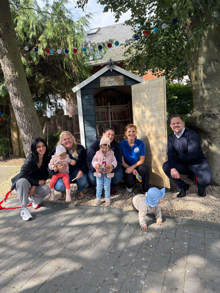 prompt Repräsentanten, Erzieher und Kleinkinder vor der Bücher-Kajüte
